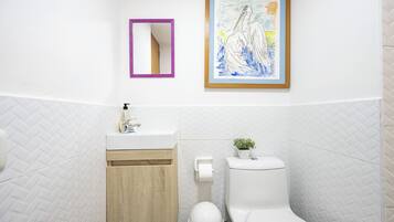 Classic Quadruple Room, Sea View | Bathroom