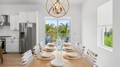 Sunshine Getaway in KCB <br>      Luxury Pool Home