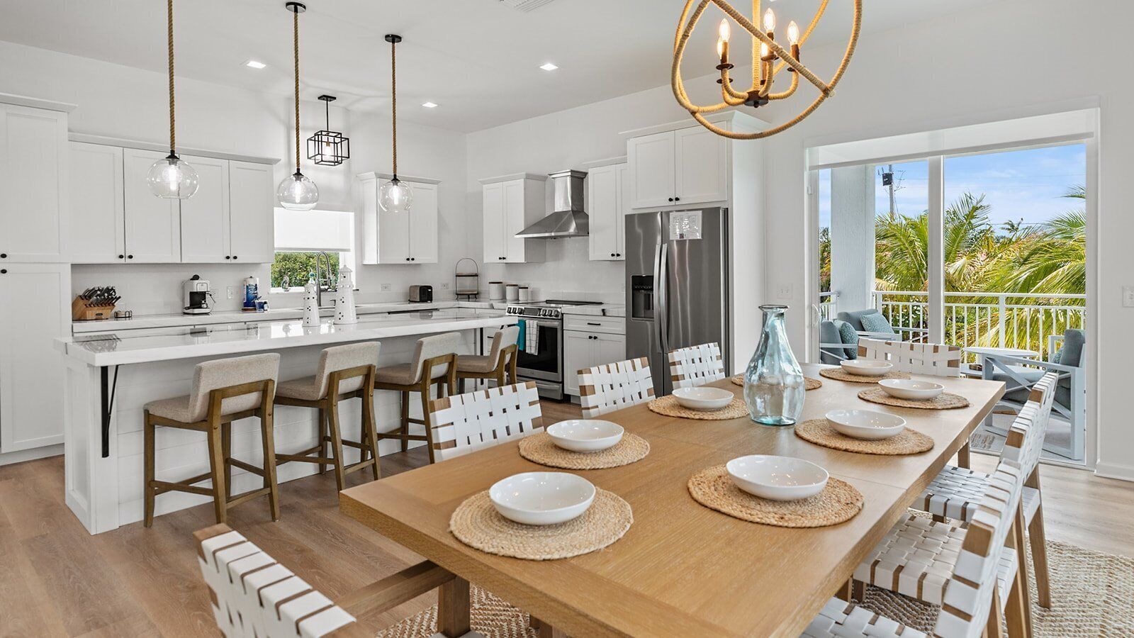 Fridge, oven, stovetop, coffee/tea maker