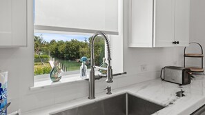 Refrigerador, parrilla de estufa y cafetera y tetera 