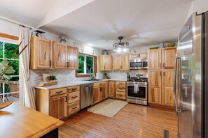 Mikrobølgeovn, ovn, kokeplater og oppvaskmaskin