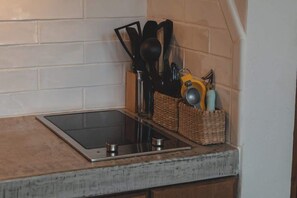 Micro-ondes, cafetière/bouilloire, grille-pain