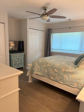 2 bedrooms, WiFi, bed sheets - Charming 2-bedroom condo in South Forest Beach,  a short walk from the ocean (Hilton Head Island)
