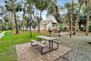 Outdoor dining - Charming 2-bedroom condo in South Forest Beach,  a short walk from the ocean (Hilton Head Island)
