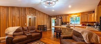 Charming 2-bedroom cabin style home in Hico, with bonus room