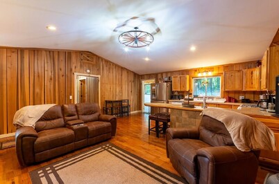 Charming 2-bedroom cabin style home in Hico, with bonus room