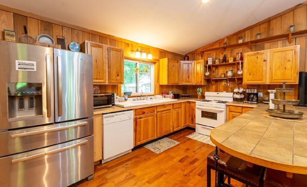 Refrigerador, microondas, horno y parrilla de estufa 