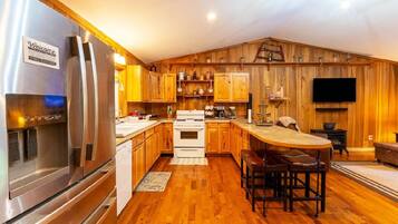 Kylskåp, mikrovågsugn, ugn och spishäll