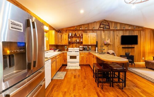 Charming 2-bedroom cabin style home in Hico, with bonus room