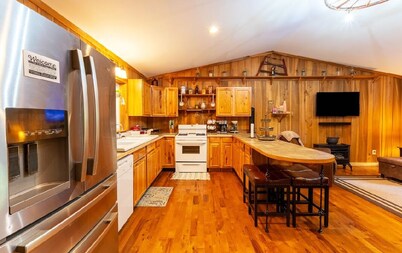 Charming 2-bedroom cabin style home in Hico, with bonus room