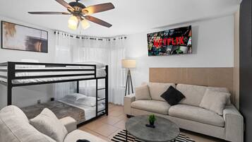 1 makuuhuone, työpöytä, silitysrauta/-lauta, Wi-Fi