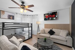 1 makuuhuone, työpöytä, silitysrauta/-lauta, Wi-Fi