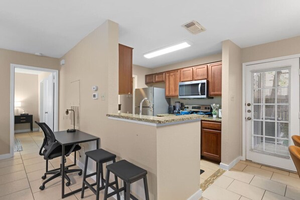 Frigorifero, microonde, forno, piano cottura