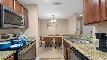 Jääkaappi, mikroaaltouuni, uuni, liesi