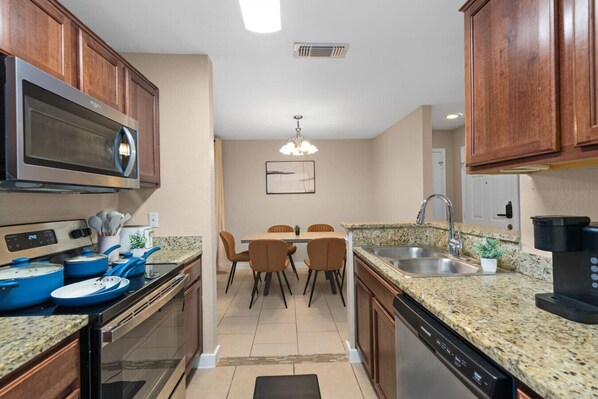 Jääkaappi, mikroaaltouuni, uuni, liesi