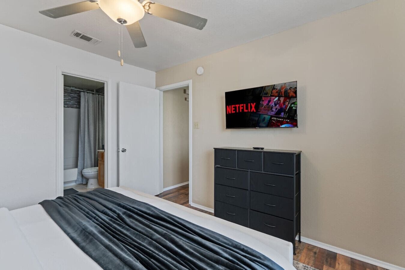 2 slaapkamers, een bureau, een strijkplank/strijkijzer, wifi