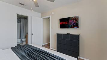 2 slaapkamers, een bureau, een strijkplank/strijkijzer, wifi