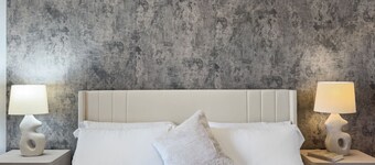 Lux Private Retreat - King Bed