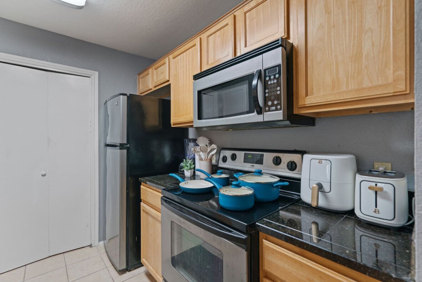 Coffee/tea maker, fridge, microwave, oven