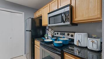 Coffee/tea maker, fridge, microwave, oven
