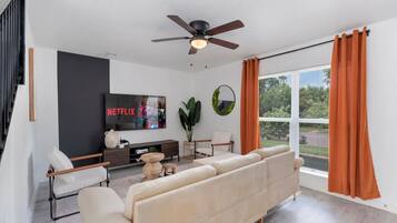 Een televisie en een stereo