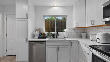 Jääkaappi, mikroaaltouuni, uuni, liesi