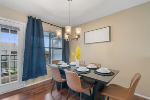 Dining - Up to 10 Guests - King Bed (Austin)