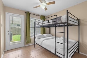 1 bedroom, desk, iron/ironing board, WiFi - Up to 6 Guests - Stylish Retreat (Austin)