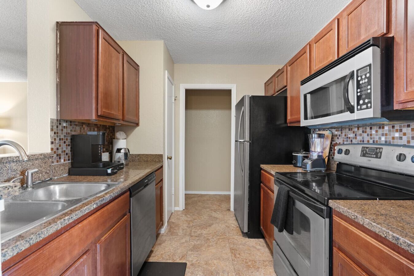 Coffee/tea maker, fridge, microwave, oven