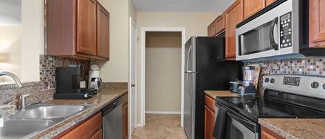 Coffee/tea maker, fridge, microwave, oven