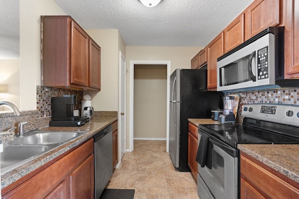 Coffee/tea maker, fridge, microwave, oven