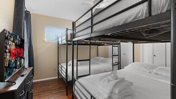 3 bedrooms, desk, iron/ironing board, WiFi