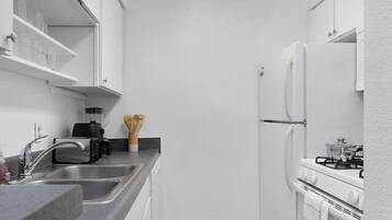 Frigorifero, microonde, forno, piano cottura