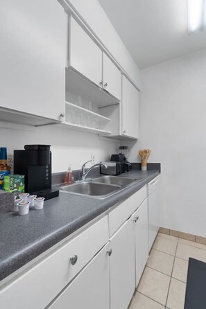 ثلاجة، ميكروويف، فرن، موقد طهي مسطح