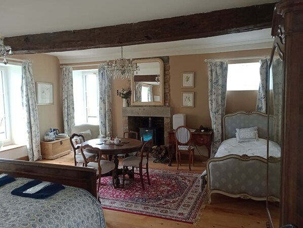 Junior suite, uitzicht op tuin | Een kluis op de kamer, verduisterende gordijnen