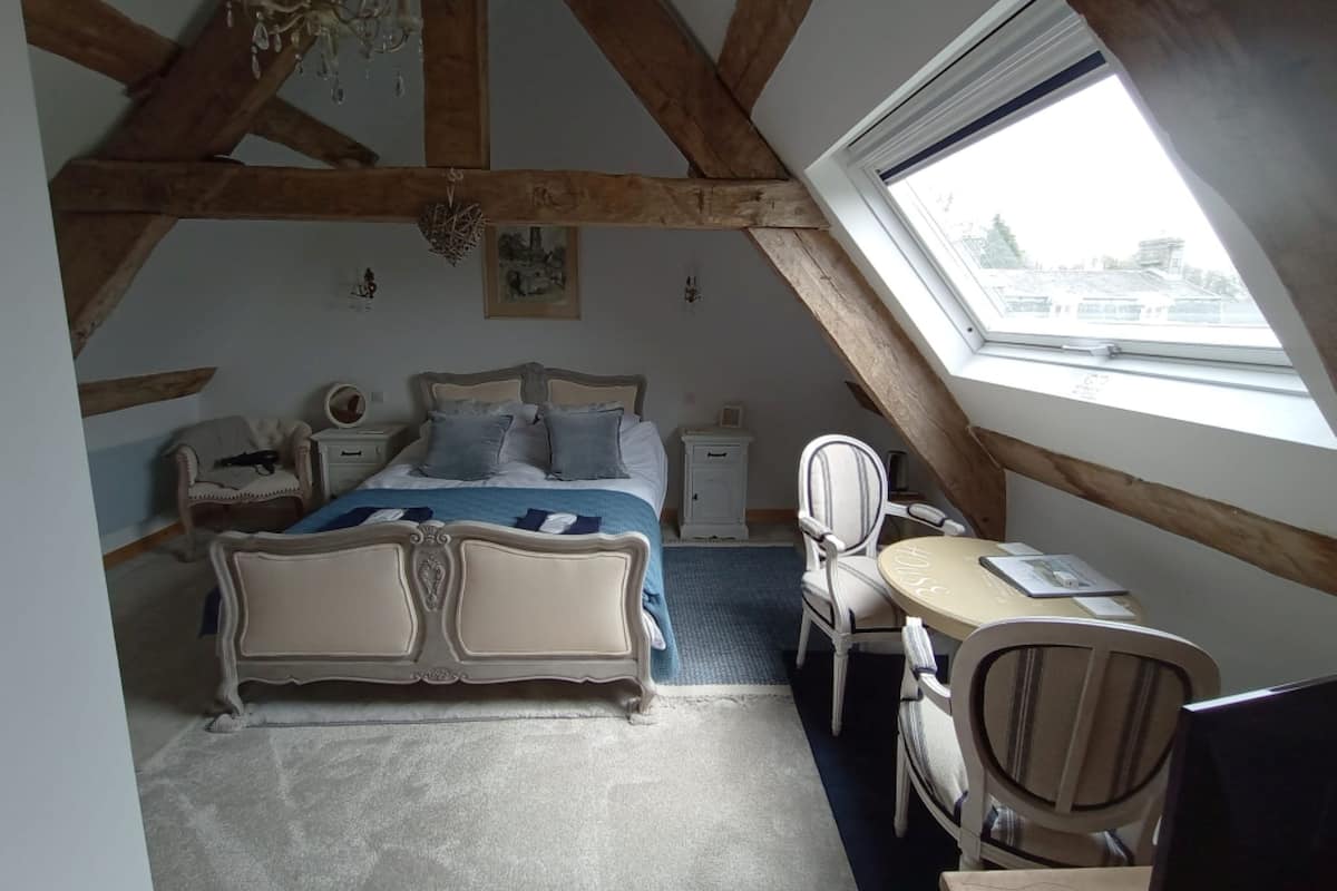 Deluxe tweepersoonskamer, uitzicht op tuin | Een kluis op de kamer, verduisterende gordijnen