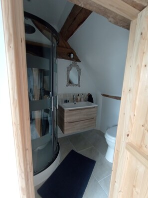 Deluxe tweepersoonskamer, uitzicht op tuin | Badkamer | Pantoffels