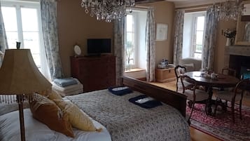 Junior Suite, Garden View | In-room safe, blackout drapes, iron/ironing board, free WiFi