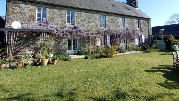 A stone house with a garden and a lawn. - Le Presbytere (Beauficel)