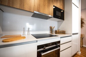 Een koelkast, een microgolfoven, een oven, een vaatwasser