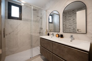 Dusche, Haartrockner, Handtücher