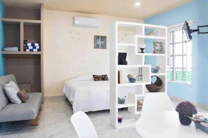 5 bedrooms, iron/ironing board, WiFi, bed sheets