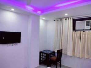 Comfort Double Room | Laptop workspace, free WiFi