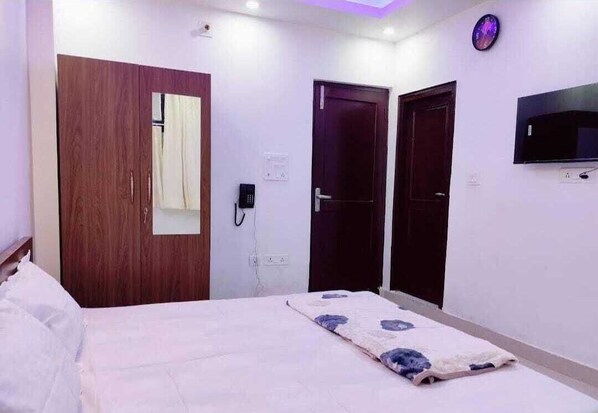 Comfort Double Room | Laptop workspace, free WiFi