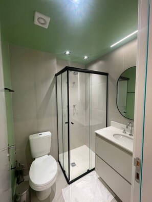 Serviettes fournies, papier toilette