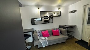 Suite monolocale Basic, 1 letto queen con divano letto, non fumatori, angolo cottura | Area soggiorno