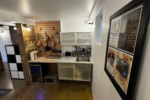 Studio Suite Comfort, Beberapa Tempat Tidur, Bebas Asap Rokok, dapur kecil | Dapur pribadi | Lemari es kecil, microwave, kompor, dan peralatan masak/sendok-piring