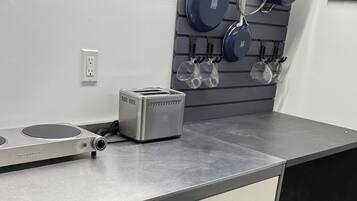 Perusstudiosviitti, 1 keskisuuri parisänky ja vuodesohva, tupakointi kielletty, keittotila | Yksityinen keittiö | Minijääkaappi, mikroaaltouuni, liesi