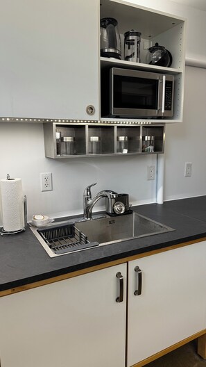 Suite monolocale Basic, 1 letto queen con divano letto, non fumatori, angolo cottura | Cucina privata | Mini-frigorifero, microonde, piano cottura, pentole/stoviglie/utensili