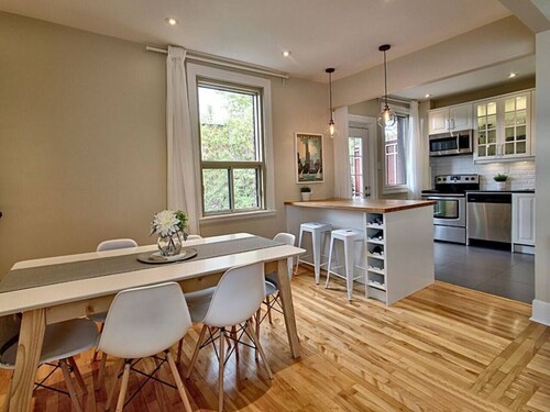 Chic 2BD Condo ★ 10/10 Walkscore ★ Free Parking ★ 2 Blocks from Snowden Metro